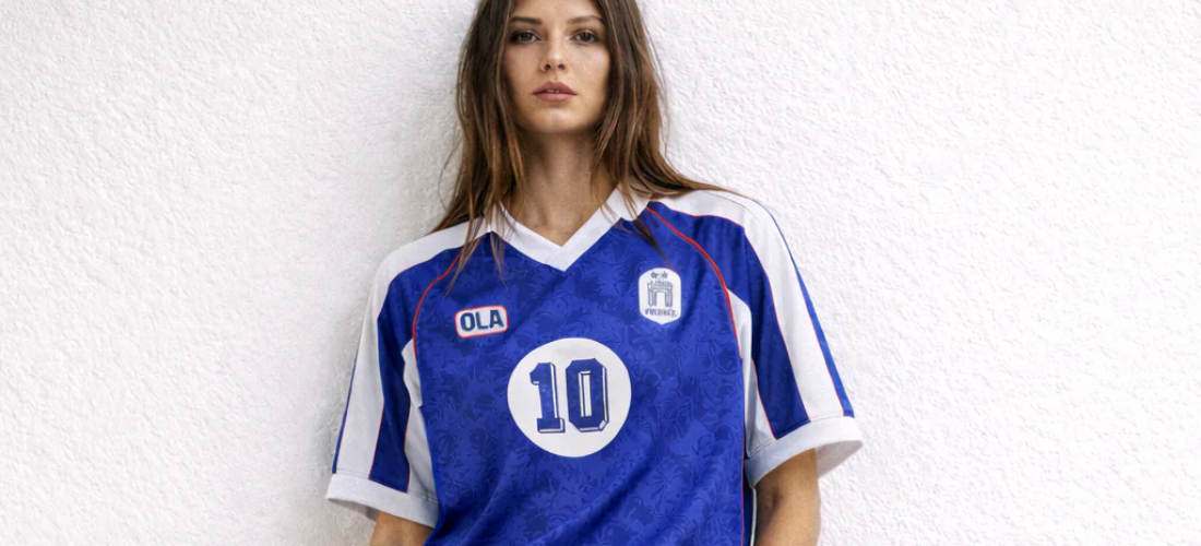 La Tendance Blokecore : Pourquoi le maillot de foot est la pièce mode de 2026 ?